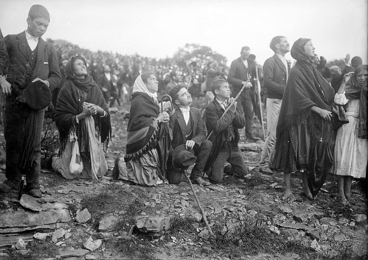 The crowd at the Cova da Iria looking toward the sun, 13 October 1917